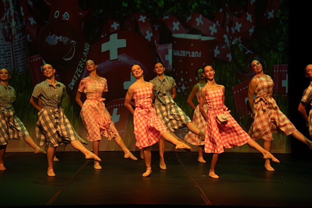 Ragazzi alla The Moving Factory di Losone nel balletto «Swiss» 2026.